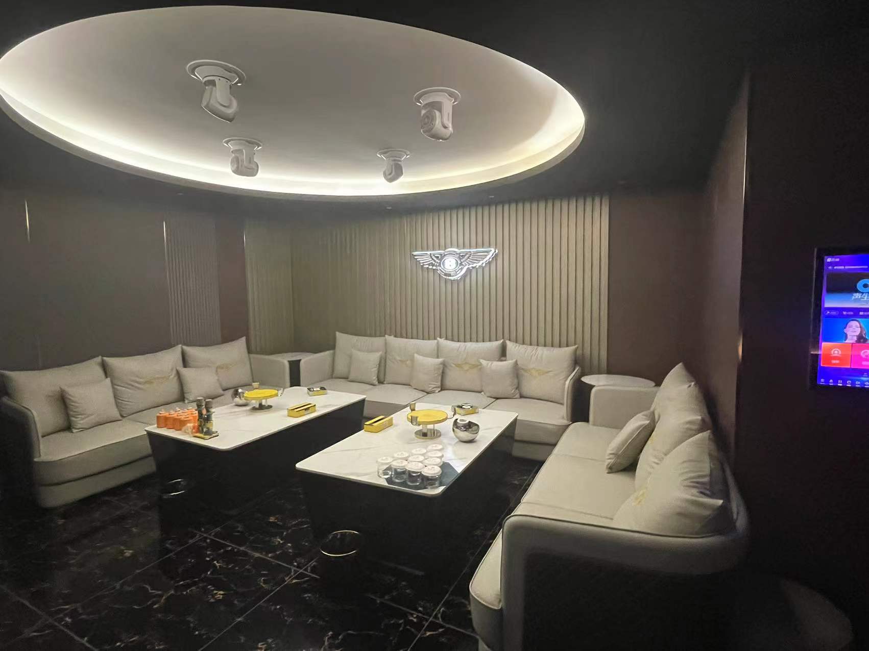 商务KTV小包厢温馨灯光