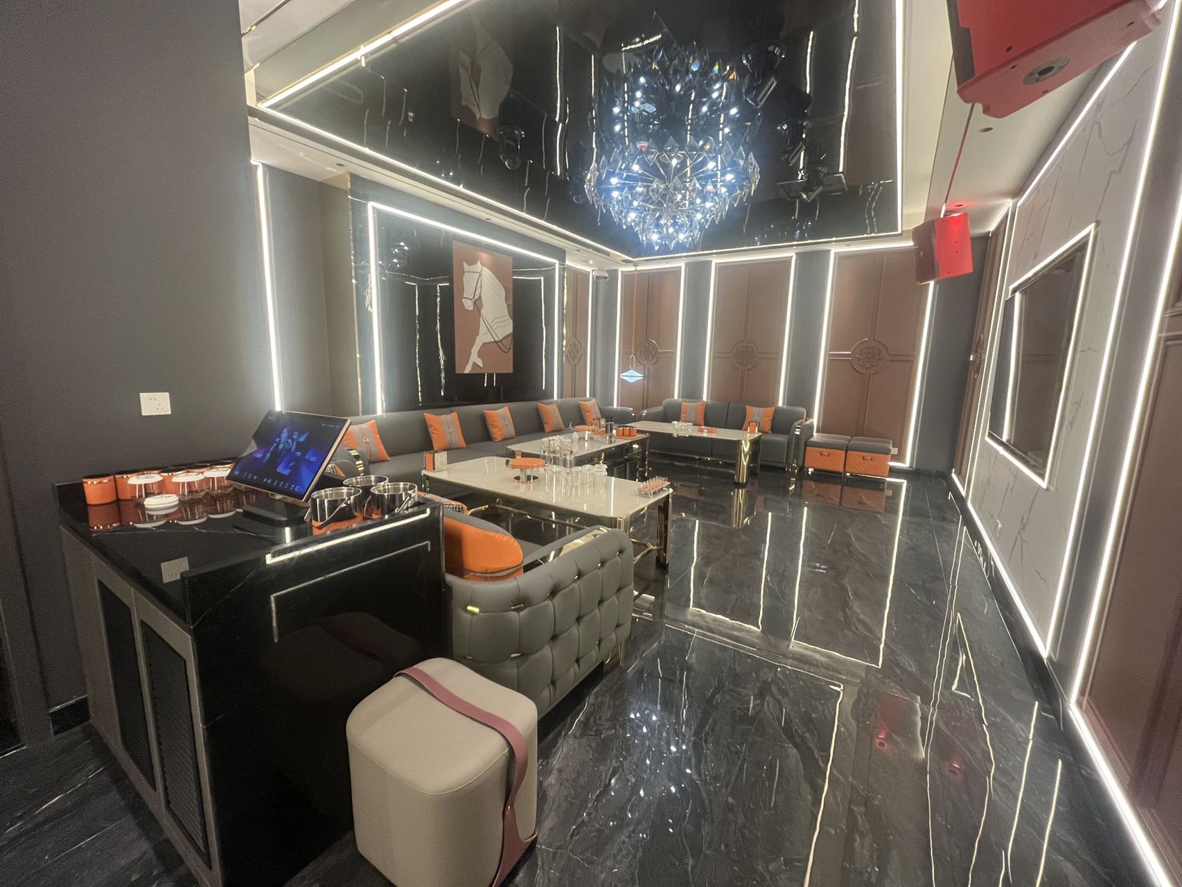 丽响商务KTV私密走廊与安保团队