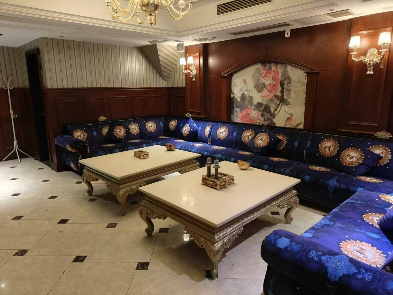 上海东名国际商务KTV走廊灯光氛围营造科技感