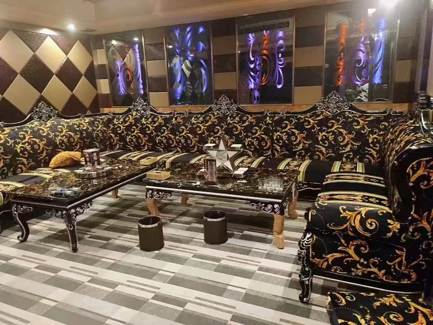 商务君悦KTV豪华包厢内部灯光氛围