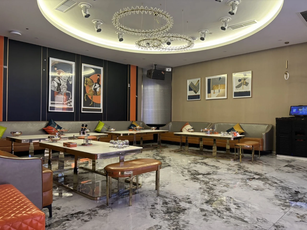 南郊公馆商务KTV豪华车队