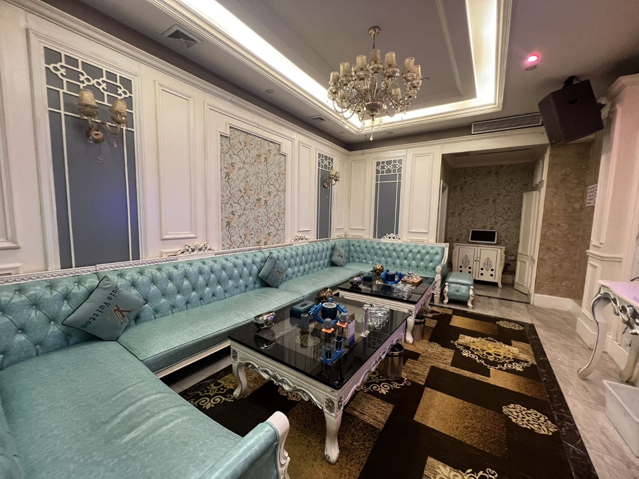 九号会所商务KTV精致冷餐与酒水陈列