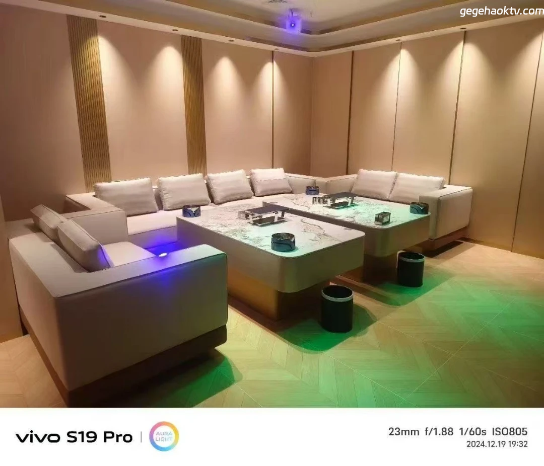 商务罗曼达KTV接待大厅艺术装置