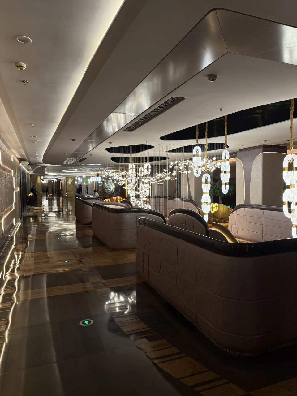 缤纷年代商务KTV服务团队