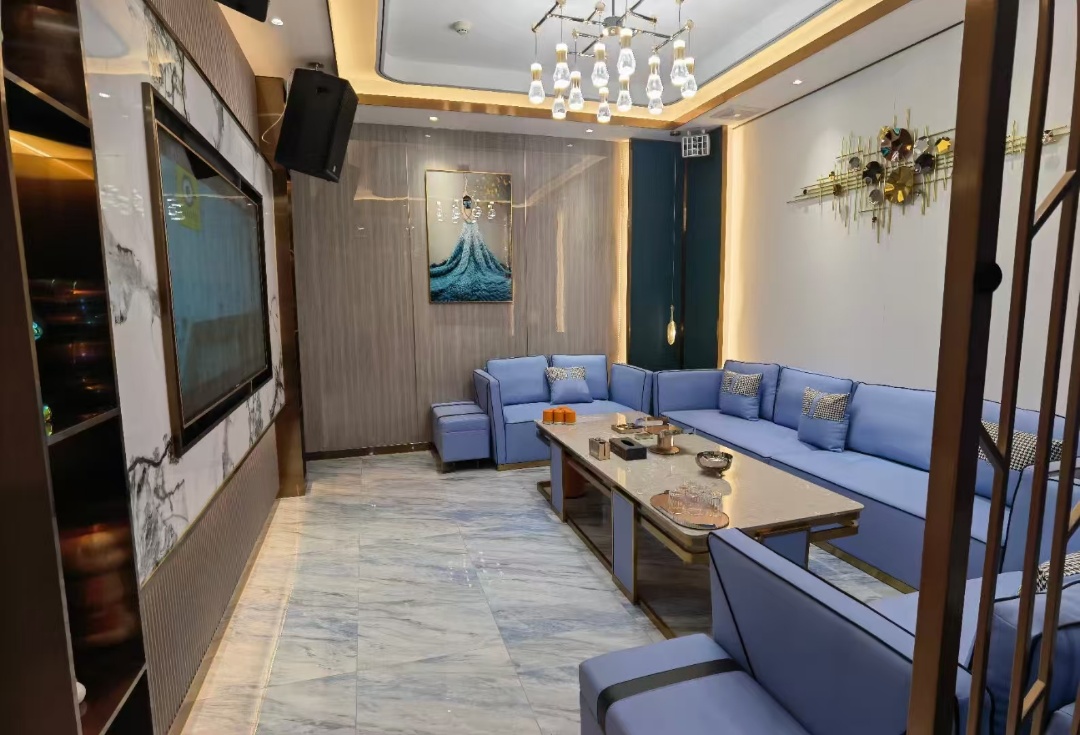 上海嘉悦国际商务KTV豪华包厢内部沙发与灯光效果