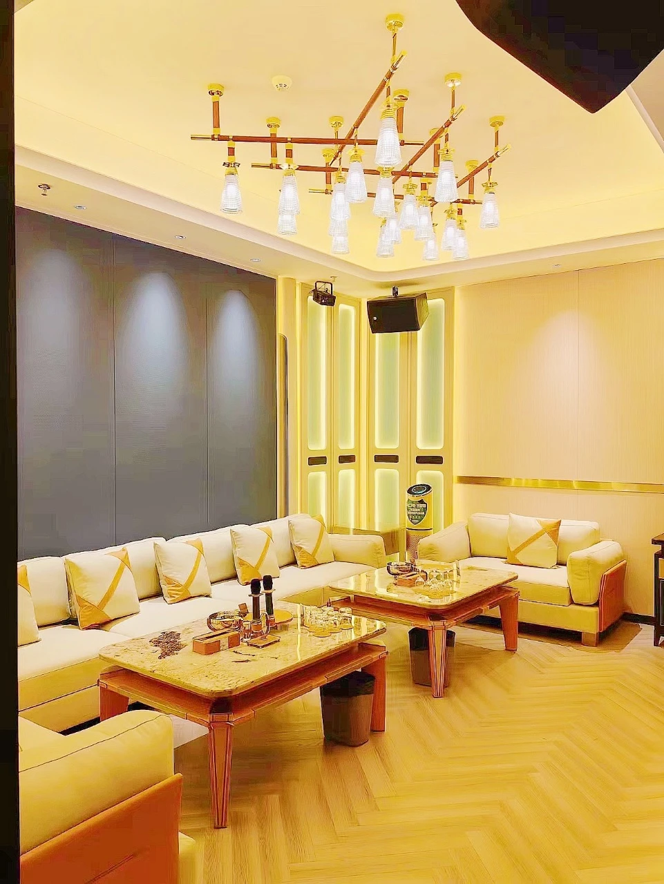 南美商务KTV现场乐队激情演唱