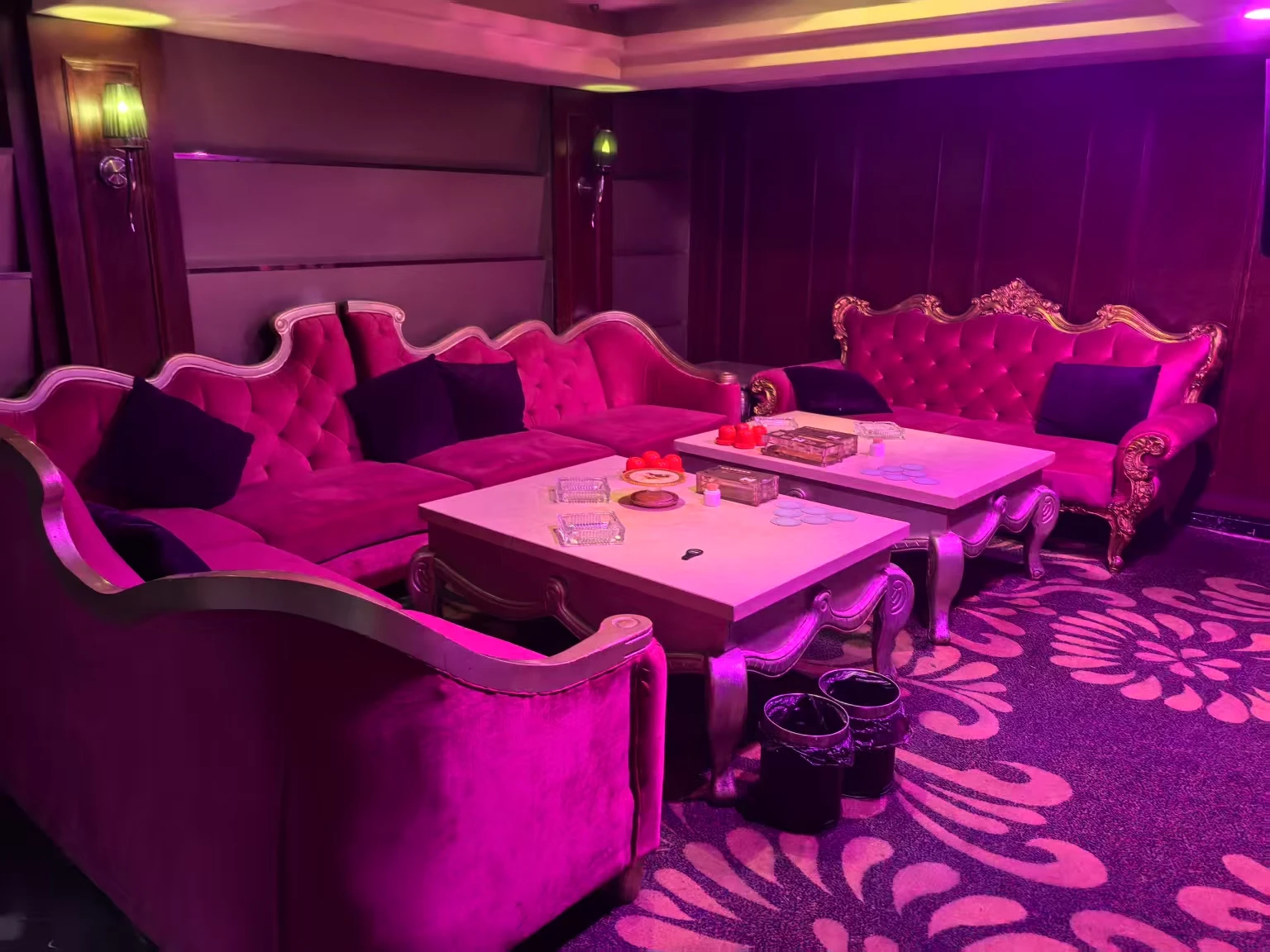 新世纪国际商务KTV走廊光影艺术