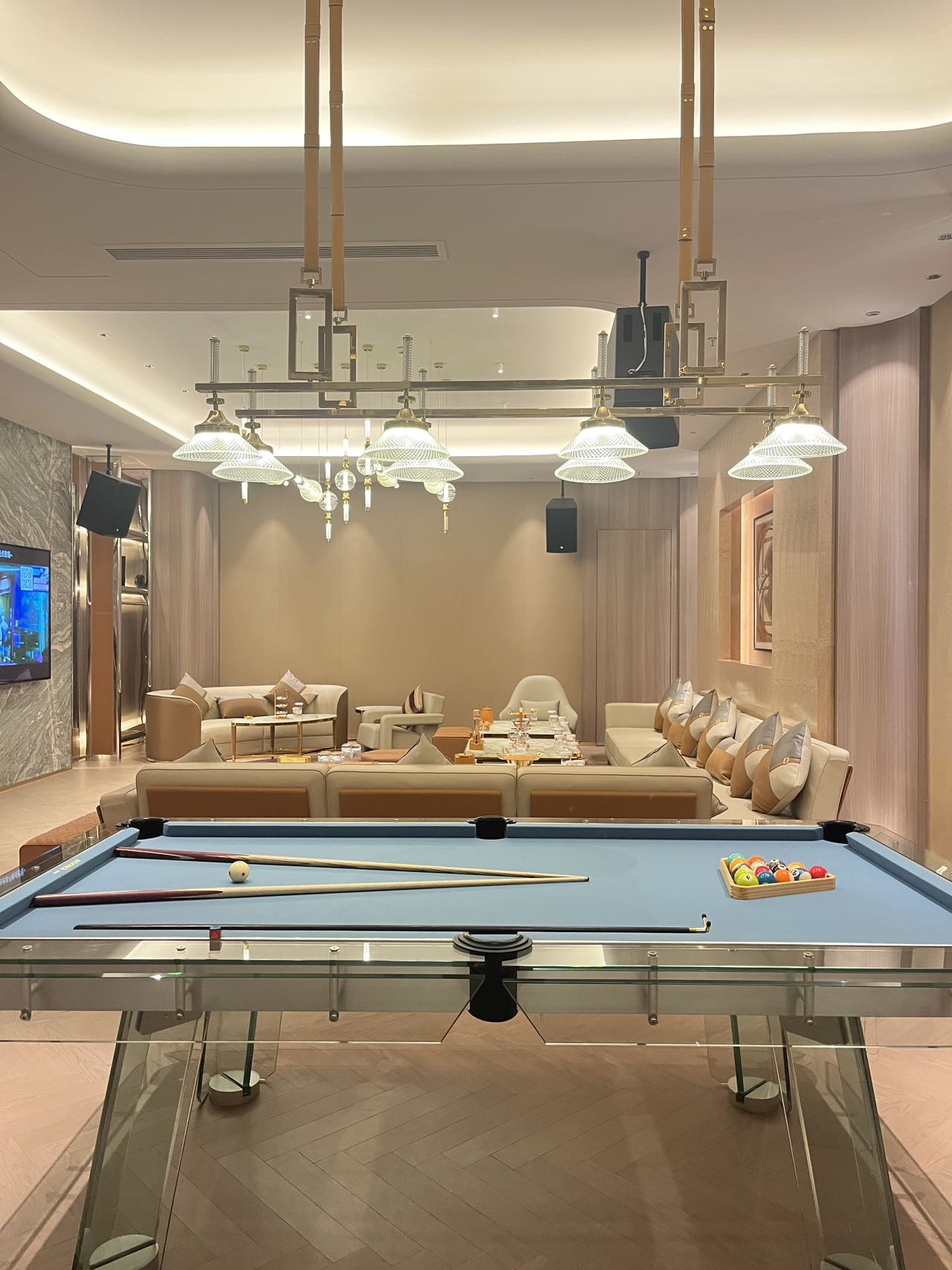 上海繁融会客厅商务KTV大厅华丽灯光与镜面装饰