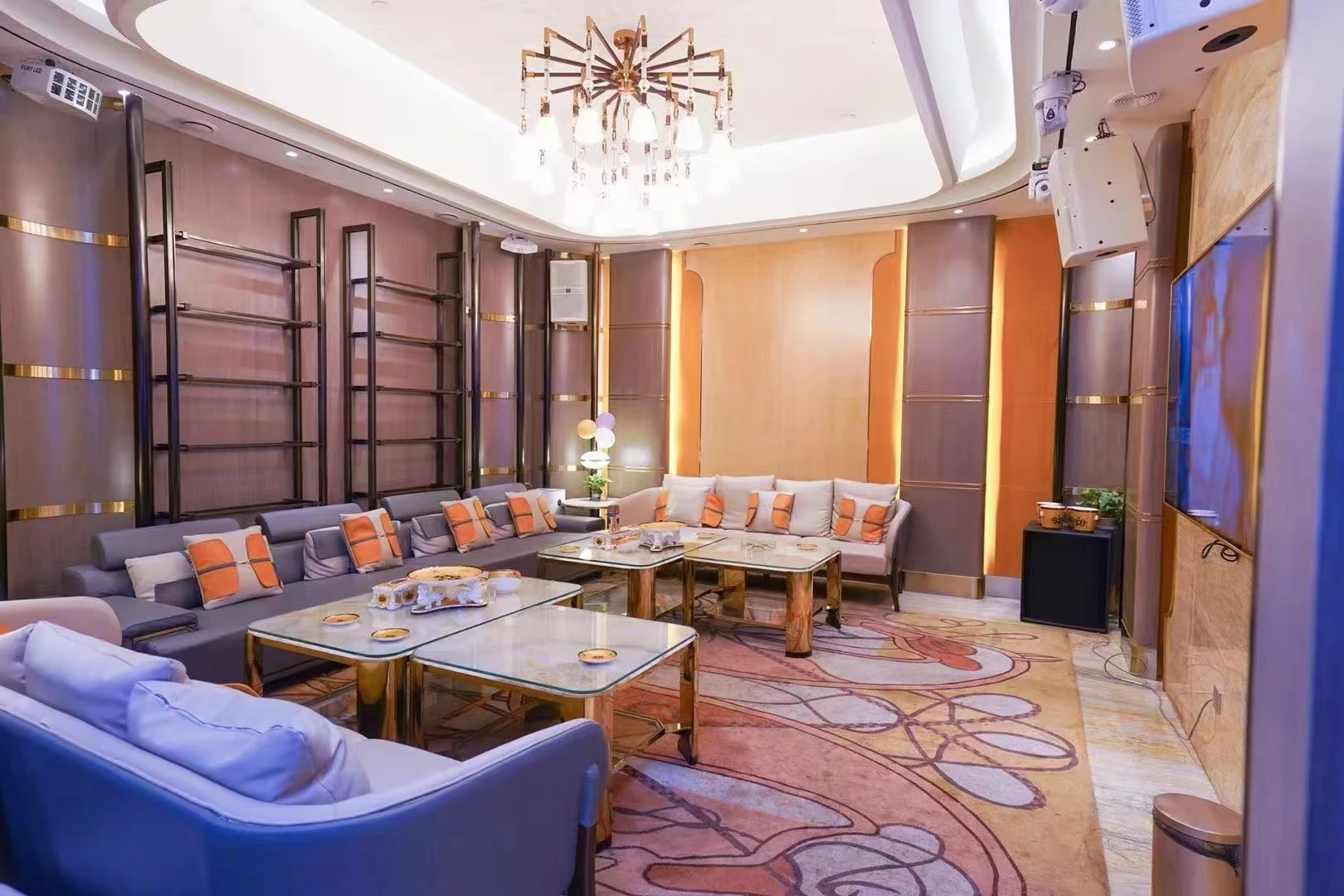 上海王朝国际商务KTV专业服务团队微笑迎宾