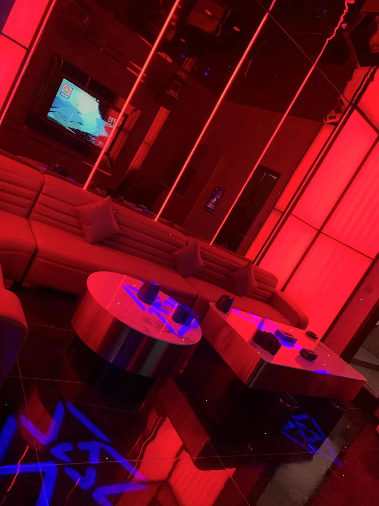 沈阳皇朝万鑫酒店商务KTV在线订房 | 专车接送·甄选yan员·即刻联络