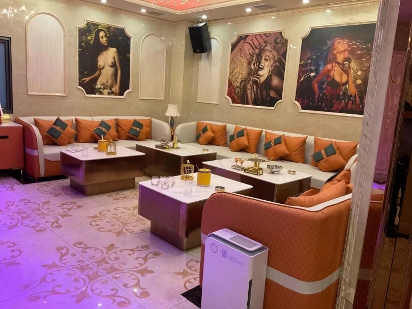 国色天香商务KTV豪华走廊