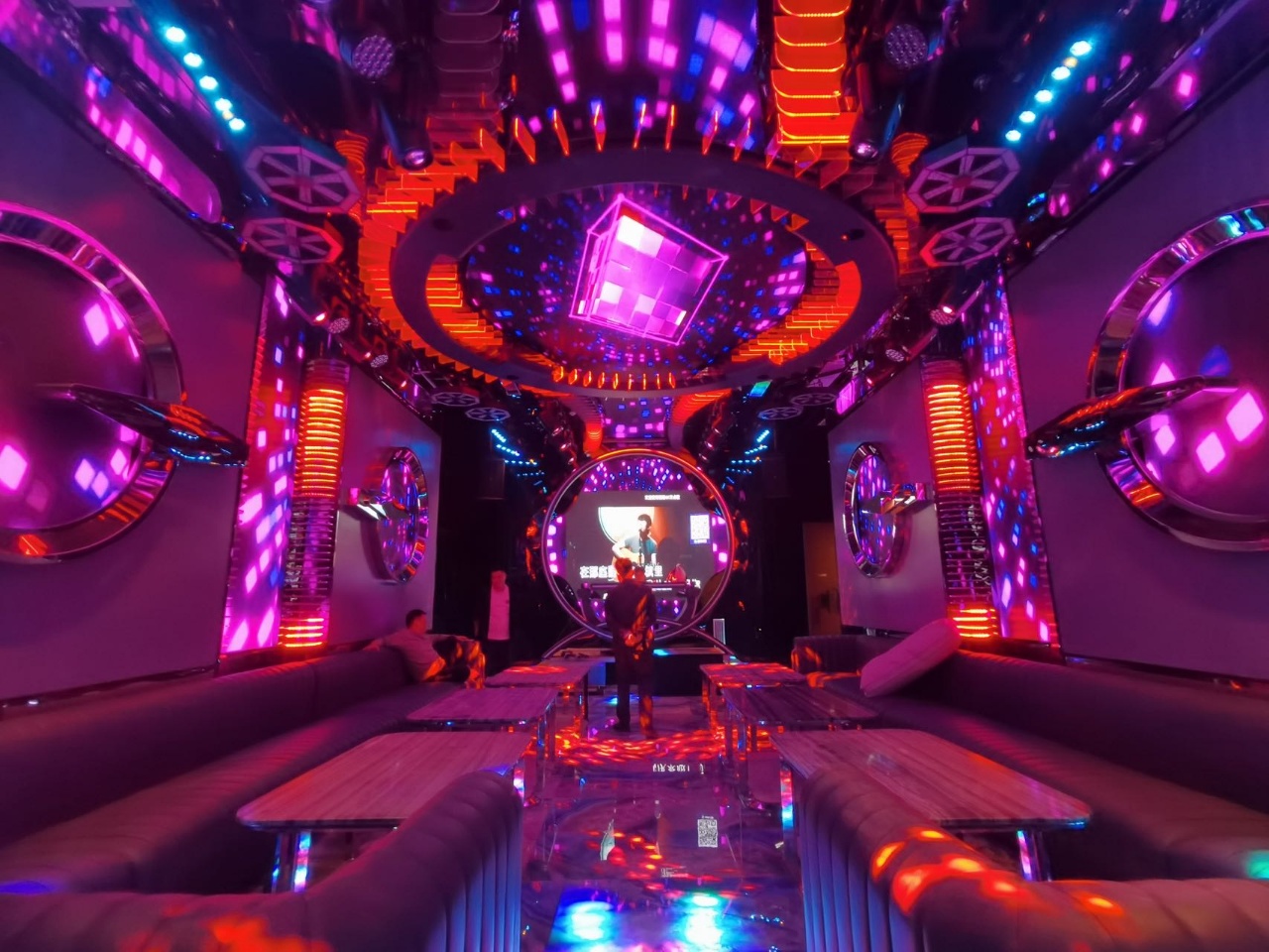 群英汇商务KTV甄空舞台灯光效果