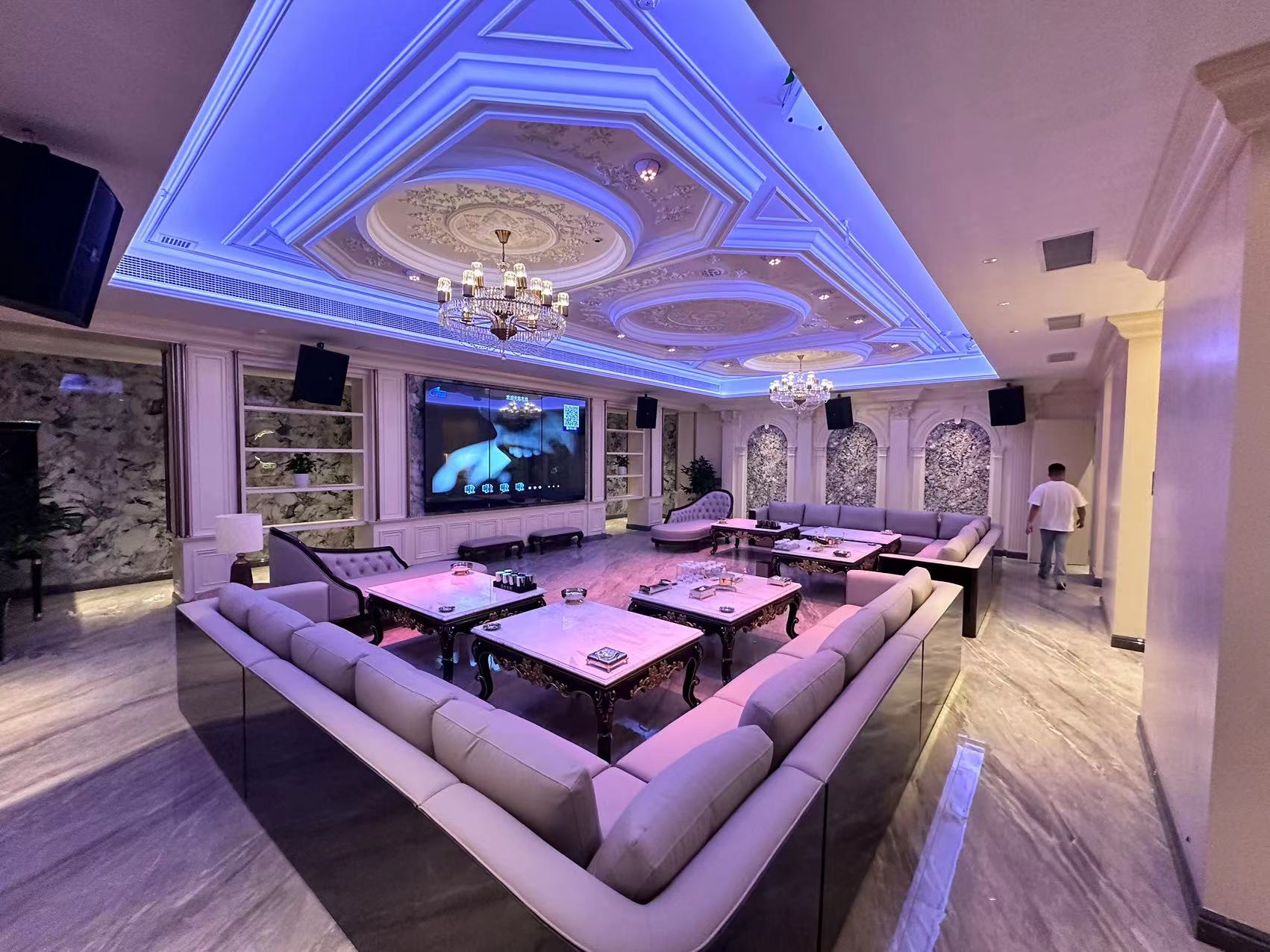 商务KTV走廊尽头