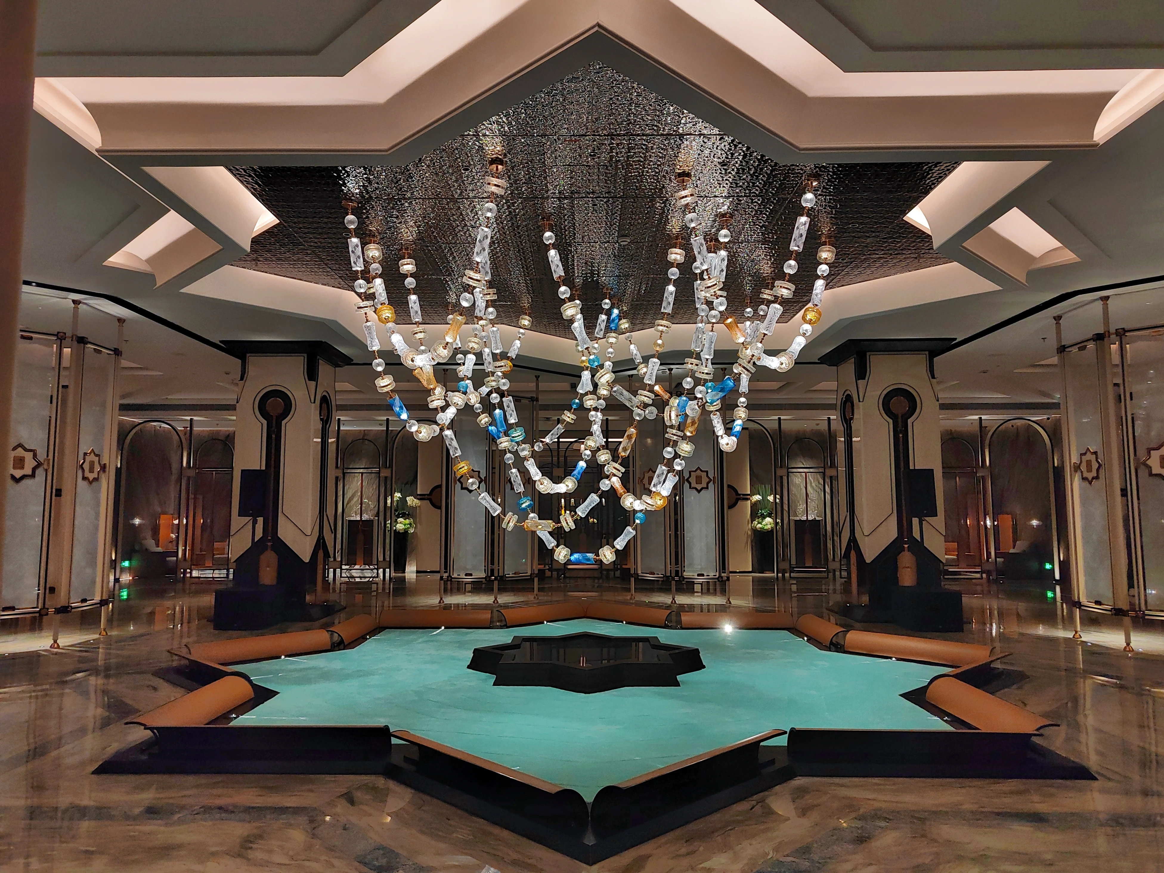 深圳南山商务KTV走廊艺术装置