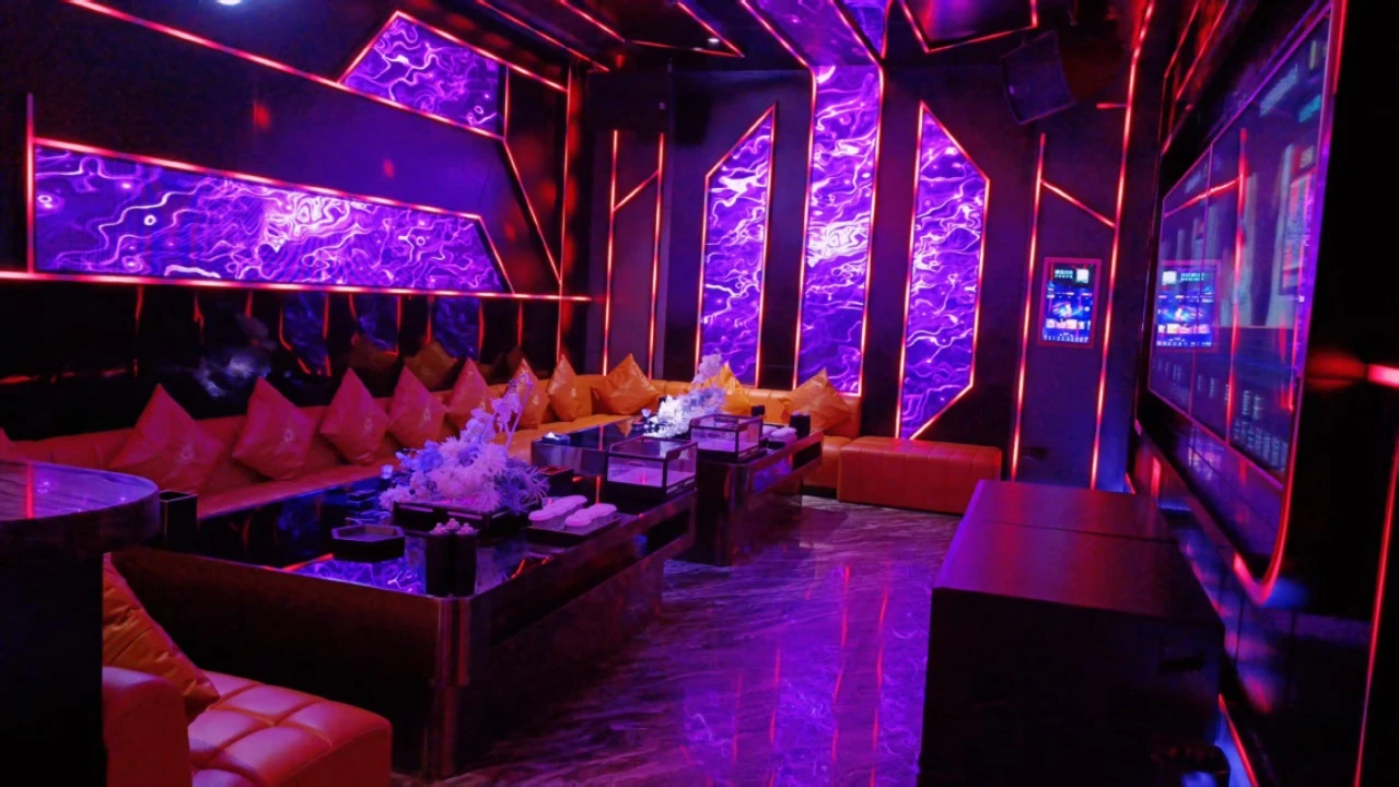 皇朝商务KTV走廊镜面反射