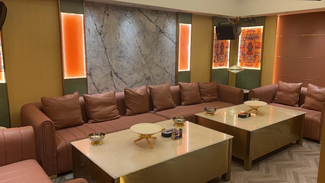 上海外滩夜景与紫京商务KTV外观