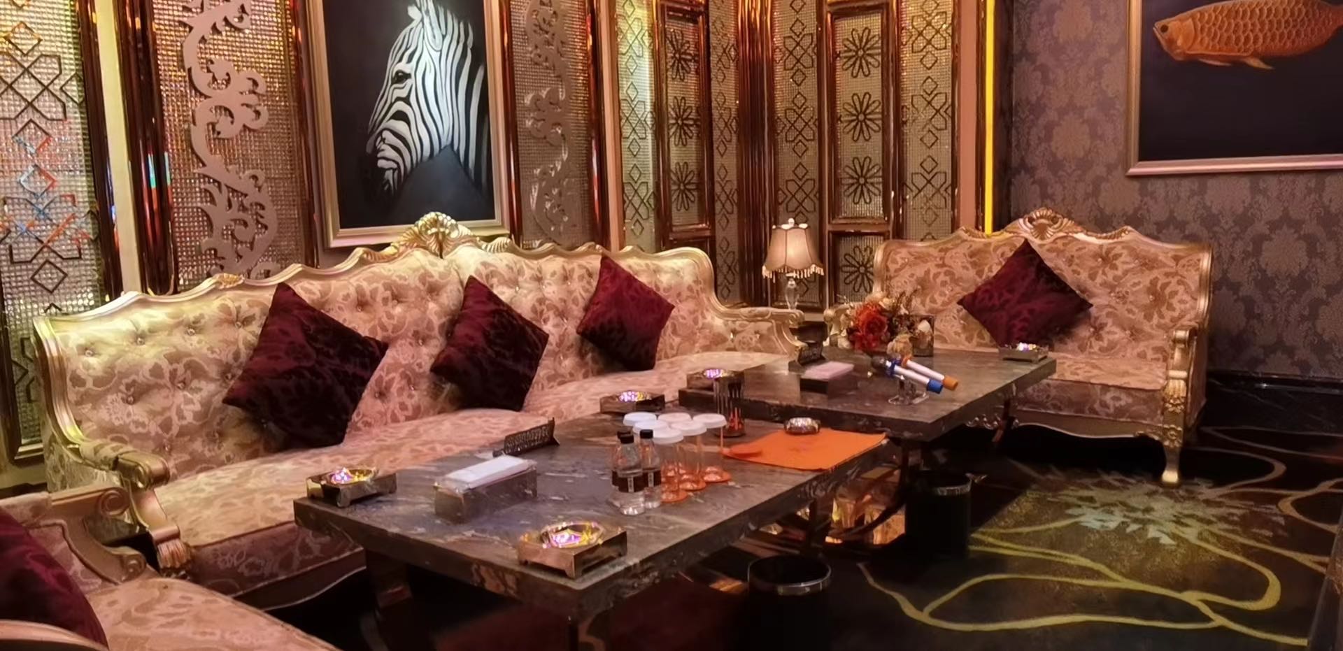 昆明紫金花商务KTV大厅金色穹顶