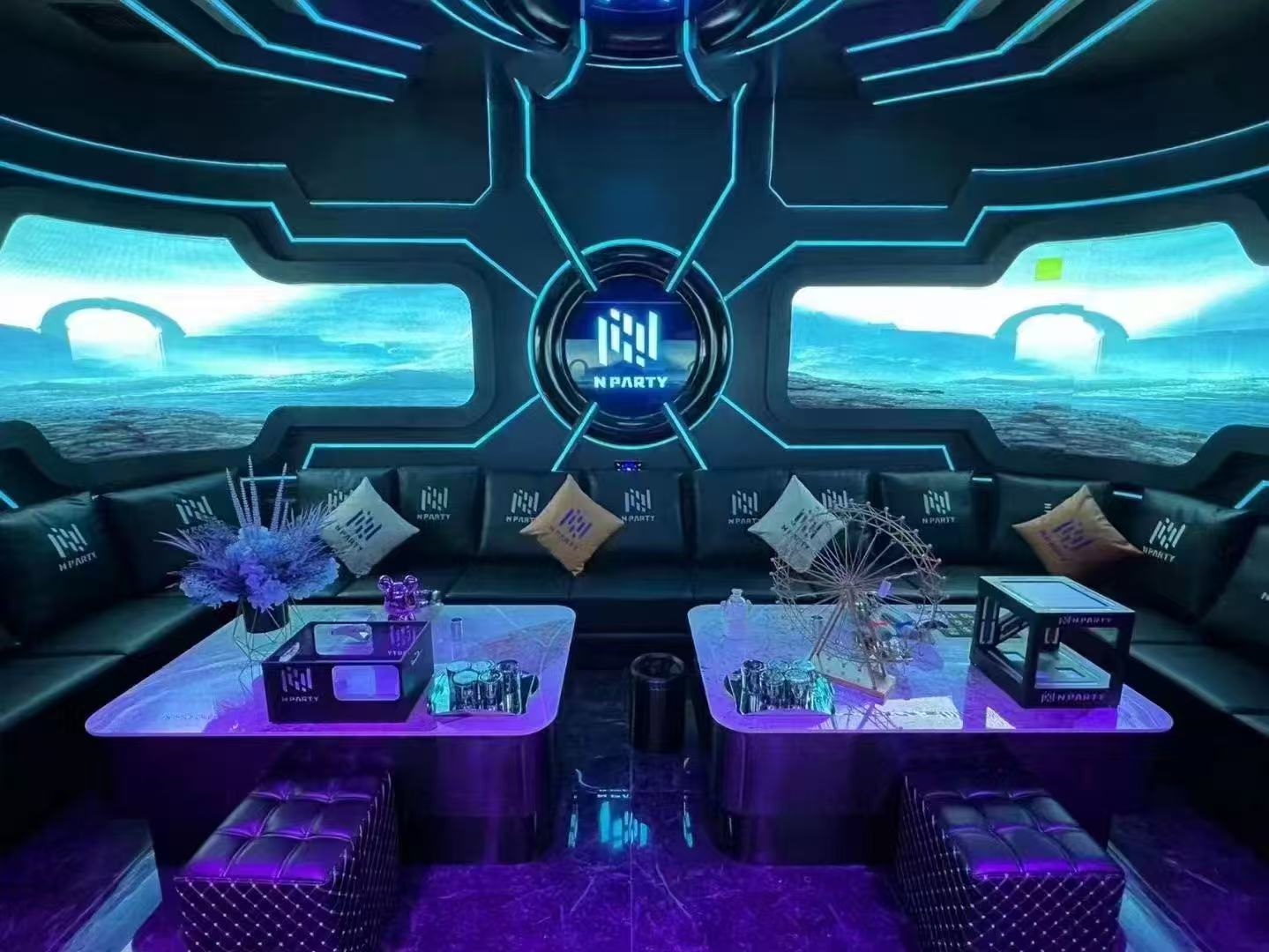 昆明商务KTV夜幕下的霓虹招牌