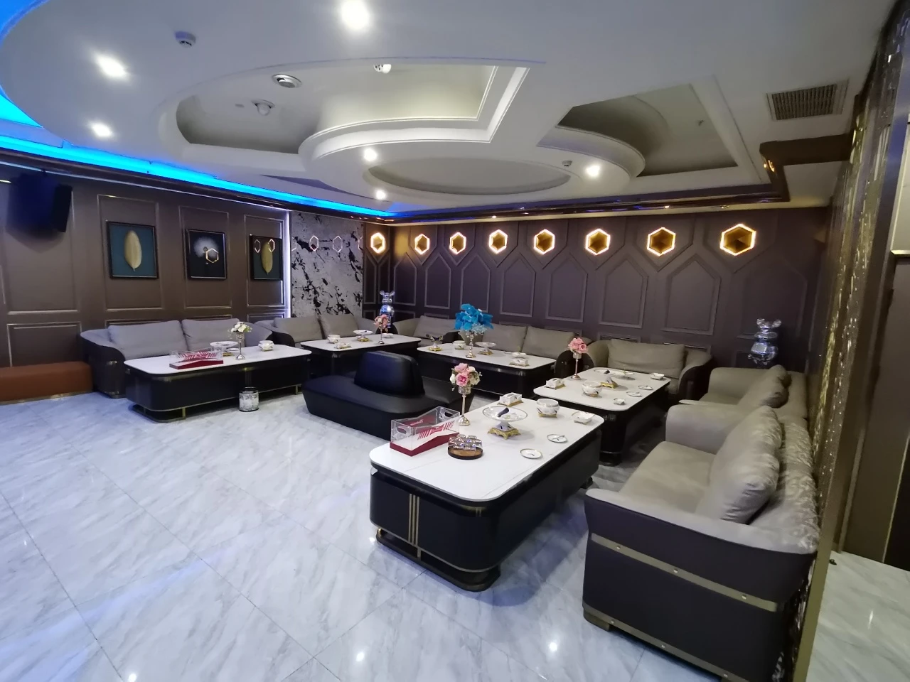 郑州天籁国际商务KTV奢享酒水墙