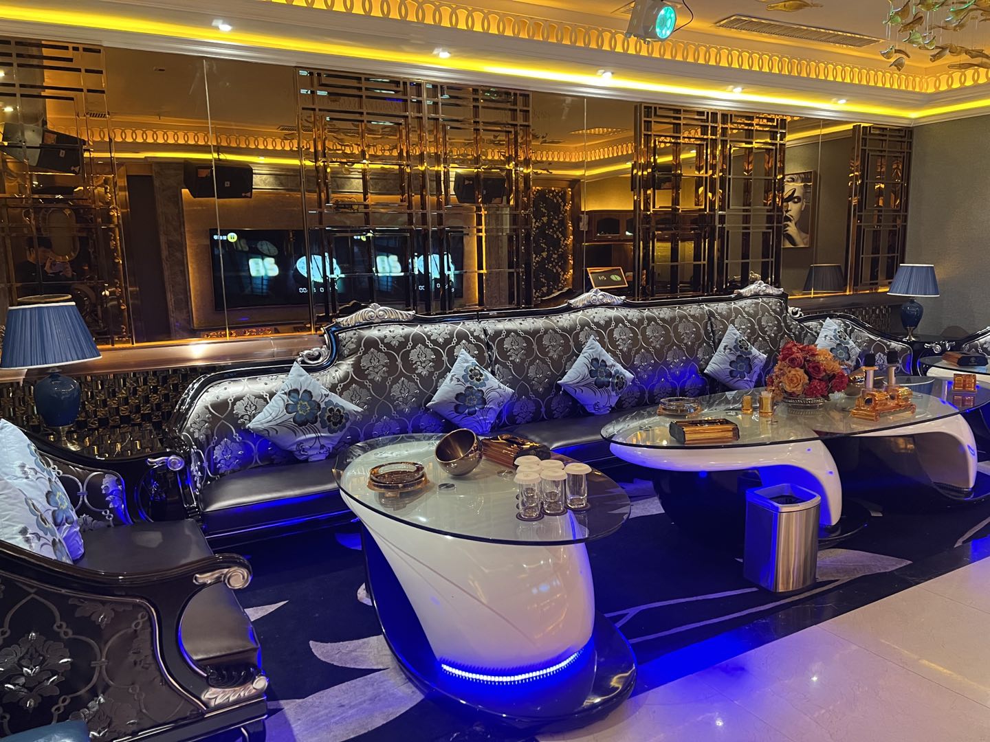 昆明天恒商务KTV大厅轻奢设计