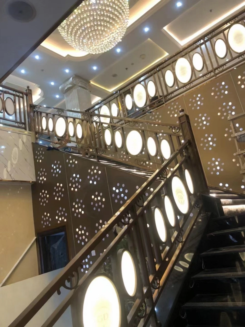 上海皇宫商务KTV精致小食与酒水摆台