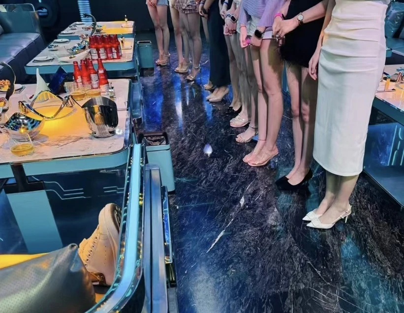 商务KTV私享包间沙发与镜面