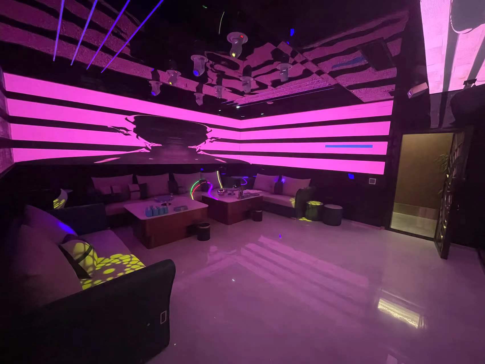 青岛北区商务KTV预订|鑫豪利商务会所豪华包厢体验