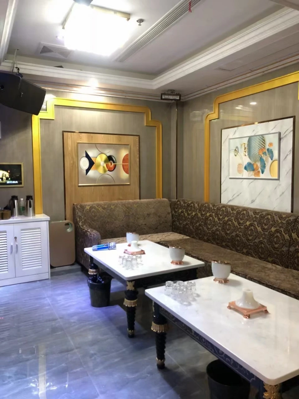 上海皇宫商务KTV灯光绚丽的主题墙