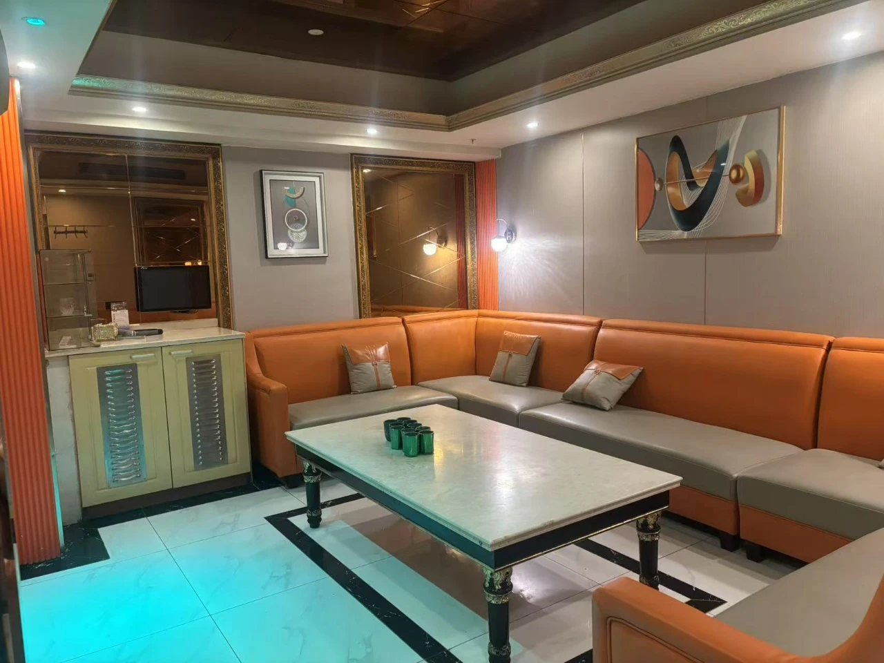 港鸿大酒店商务KTV专属电梯通道