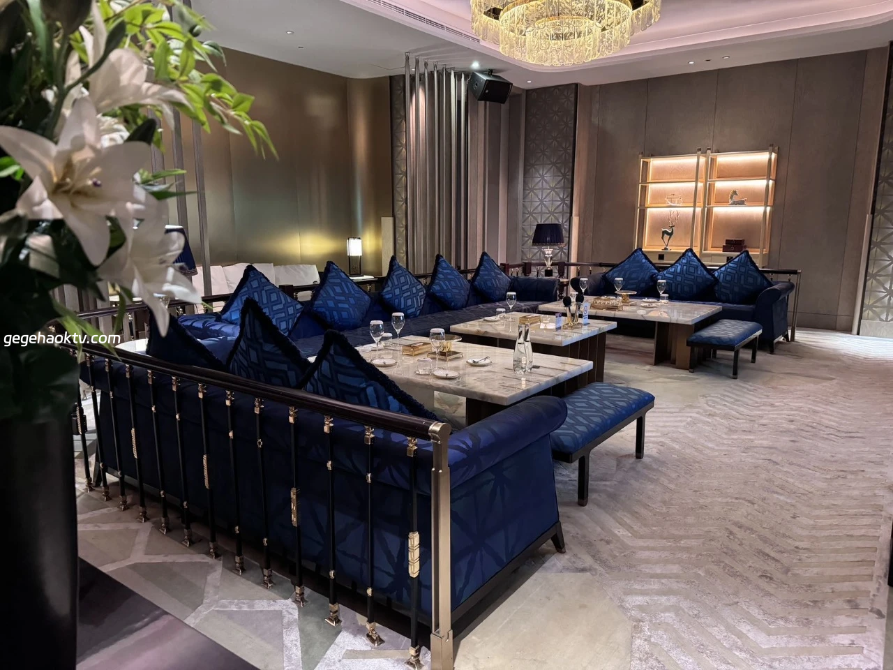 璀璨年代商务KTV私密电梯厅