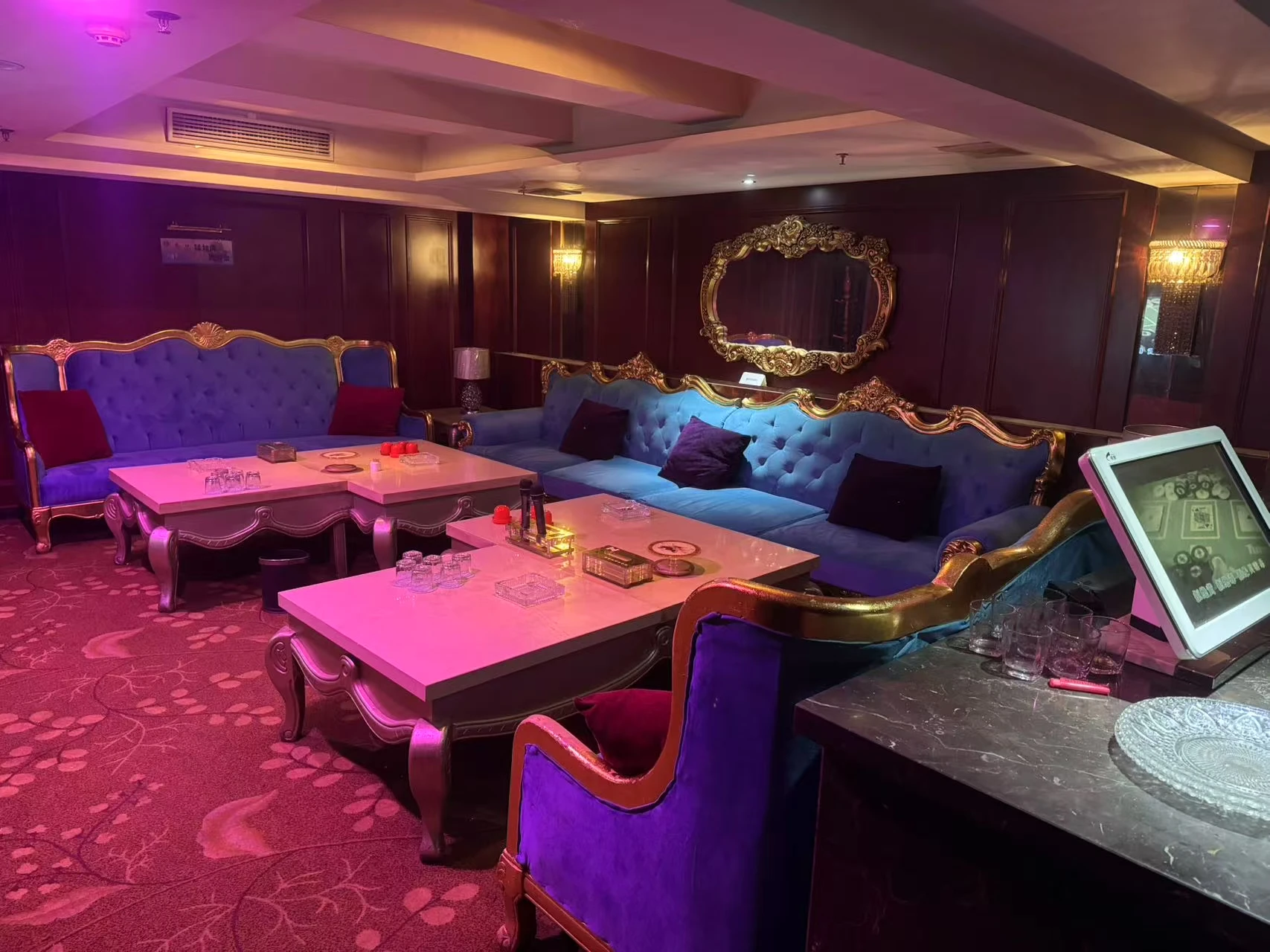南京玄武区新世纪国际商务KTV包厢内部灯光璀璨