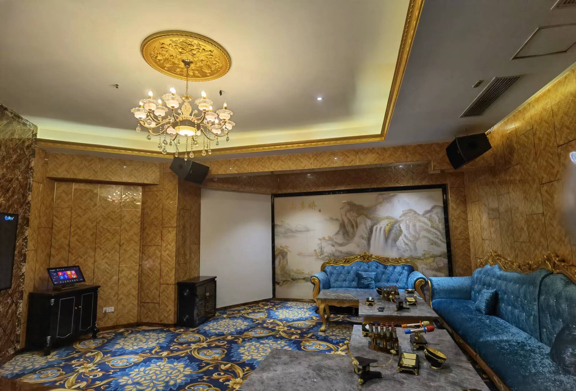 少爷团队微笑服务场景