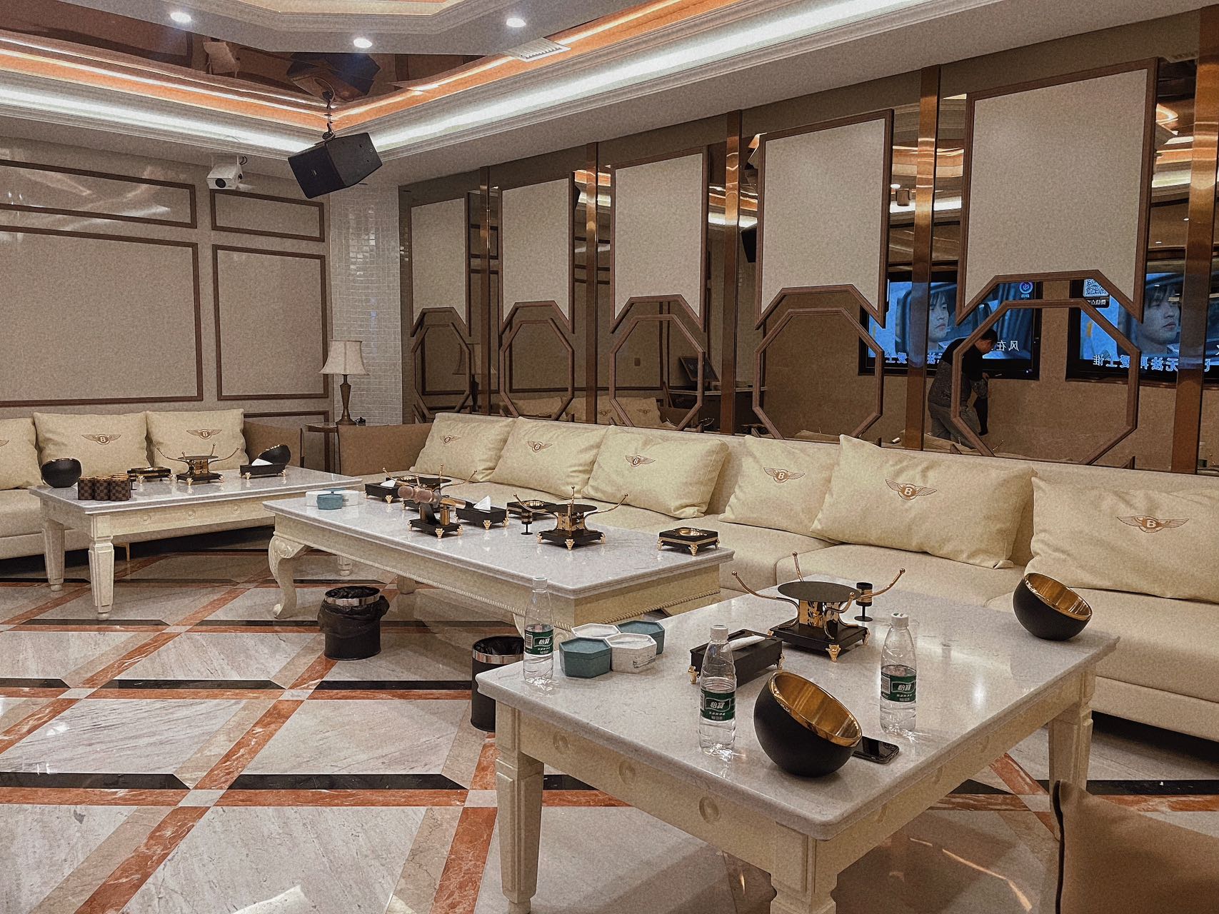 青岛商务KTV沙发区