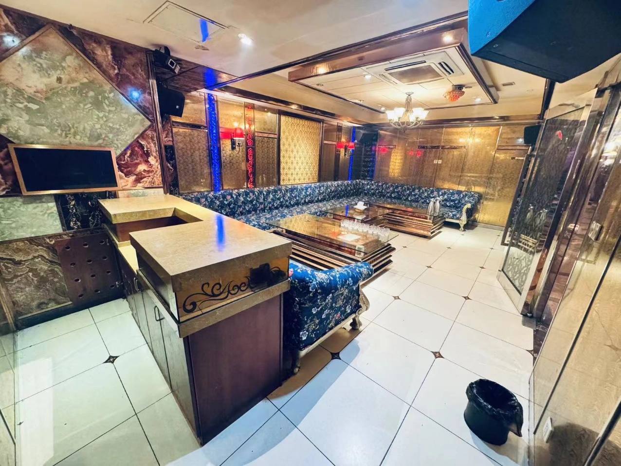 上海紫罗兰商务KTV尊享酒廊陈列高端酒水