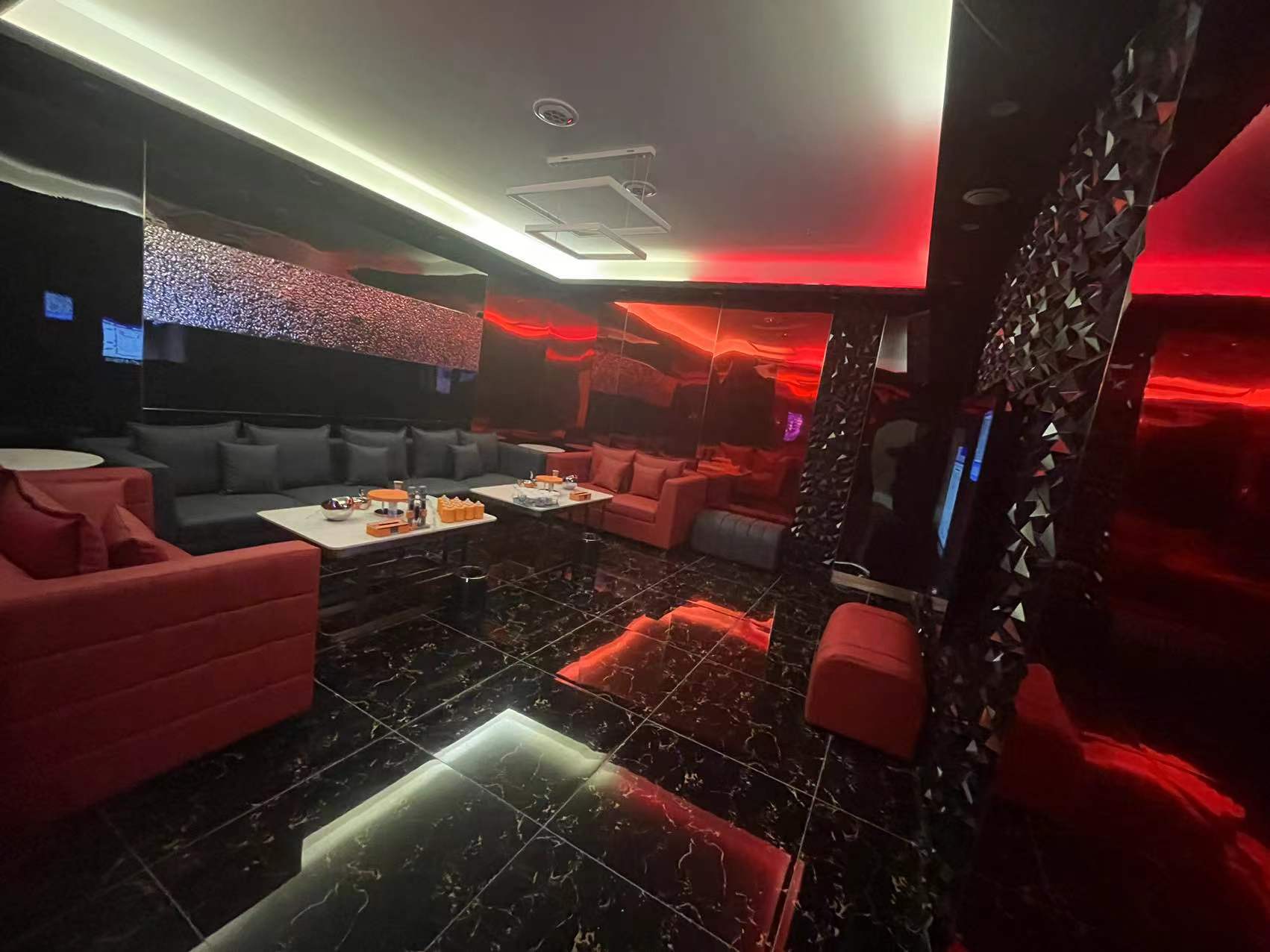 商务KTV豪华包厢巨幕派对现场