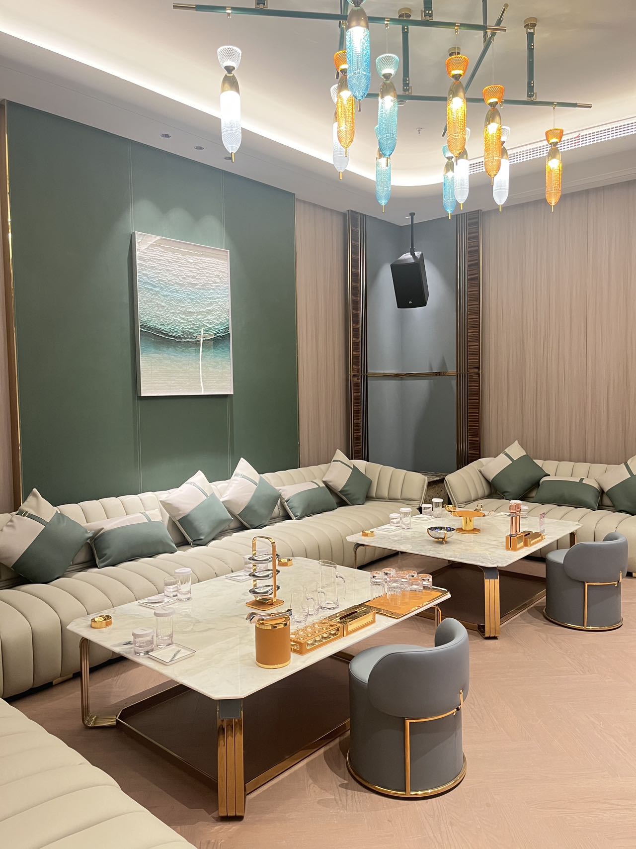 上海繁融会客厅商务KTV豪华包厢沙发与镜面设计