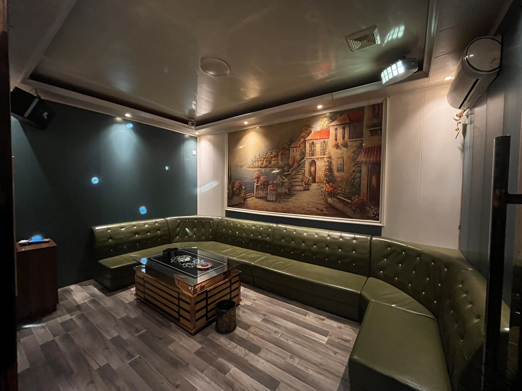 五号公馆商务KTV夜景外观