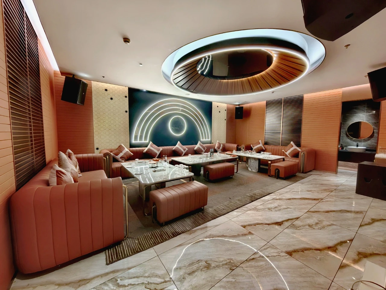 上海金沙国际商务KTV吧台高端酒品陈列