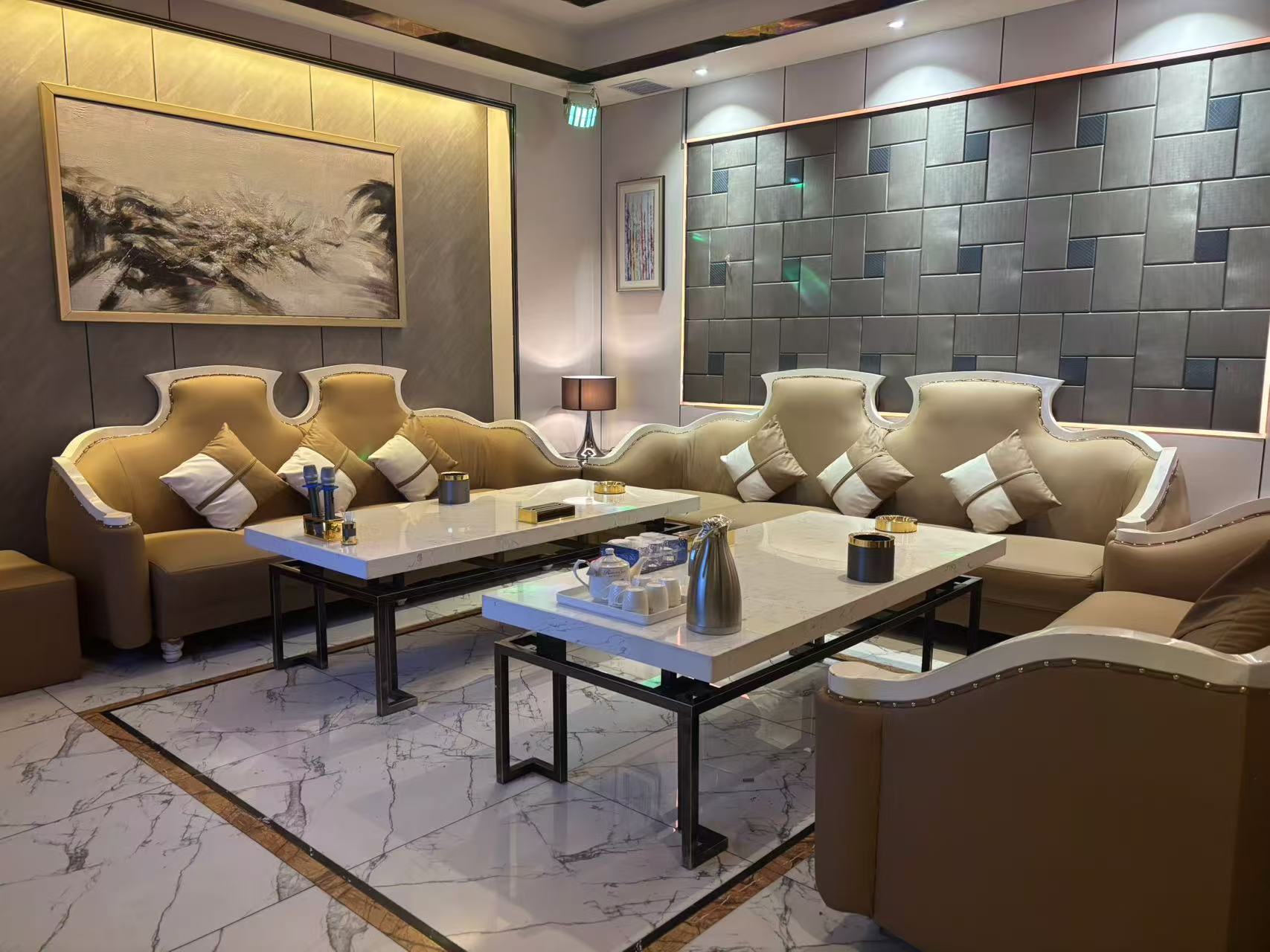 武汉阿波罗商务KTV预订：三小时鲸吞夜色，把应酬变成诗