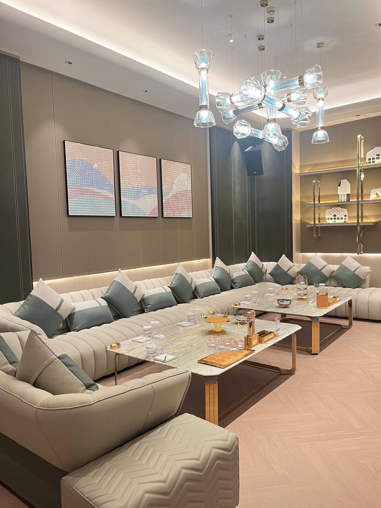 上海繁融会客厅商务KTVgong主与少爷团队微笑服务