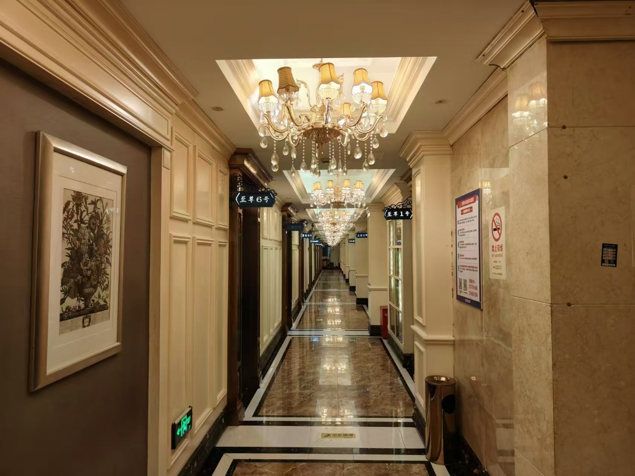 上海东名国际商务KTV豪华包厢全景沙发与巨幕投影