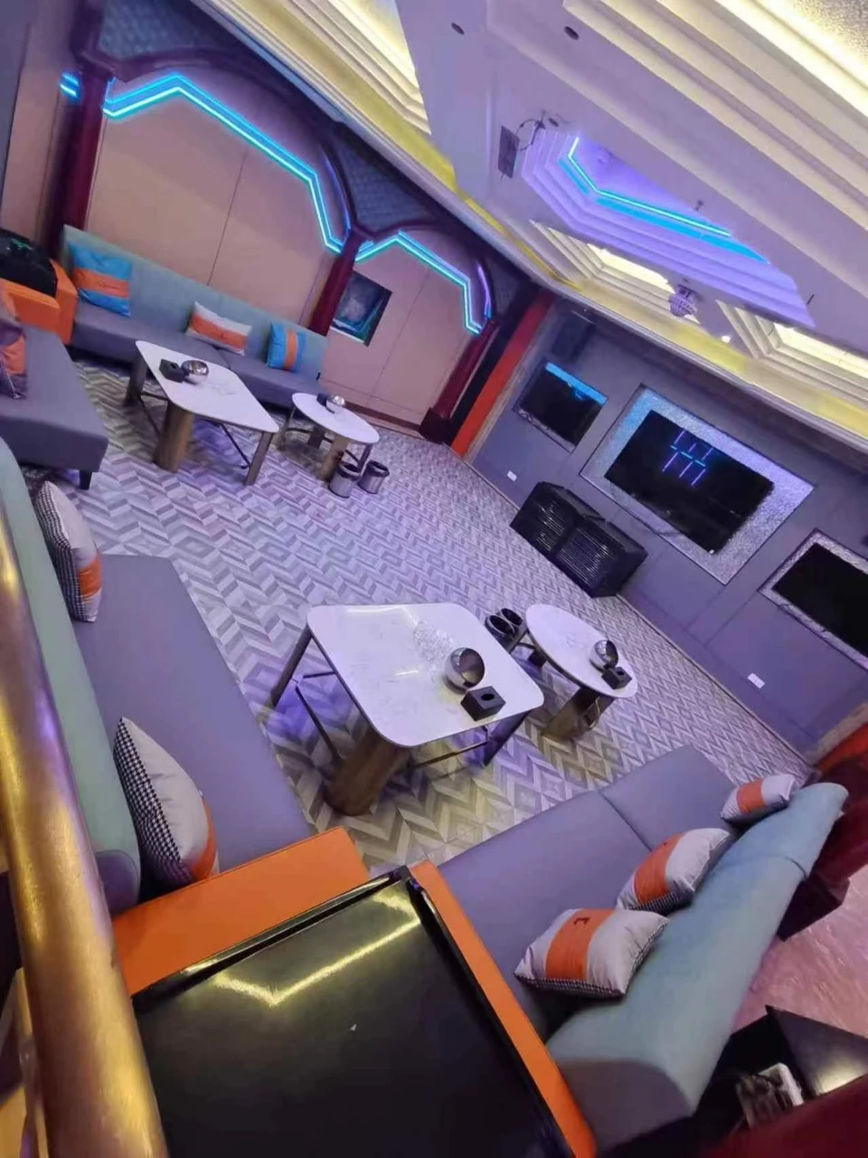 上海鑫富豪商务KTV走廊艺术装置