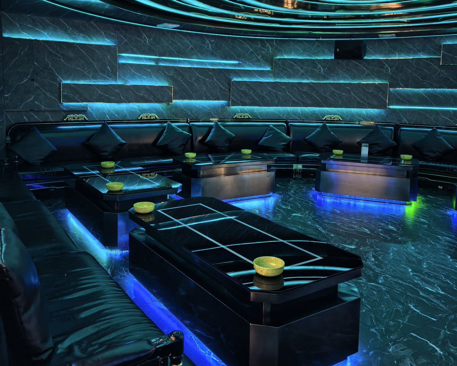 上海国航商务KTV甄选酒墙