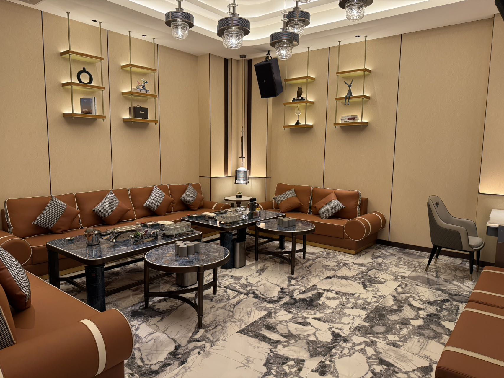 柳州美丽之冠商务KTV预订|免费专车接送|全国连锁订房