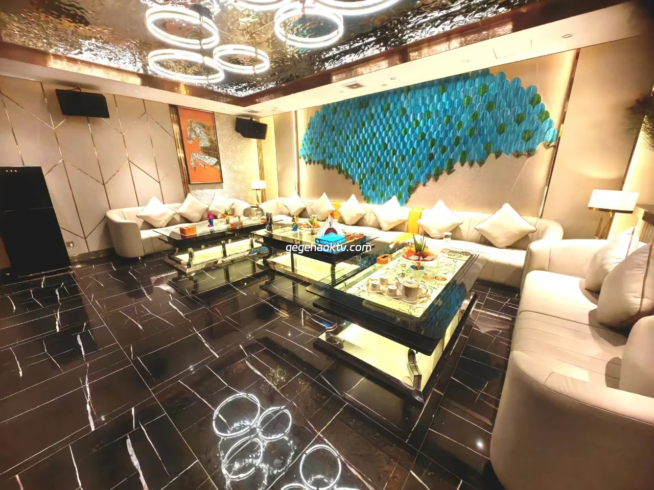 裕通金尊商务KTV深夜沙发区