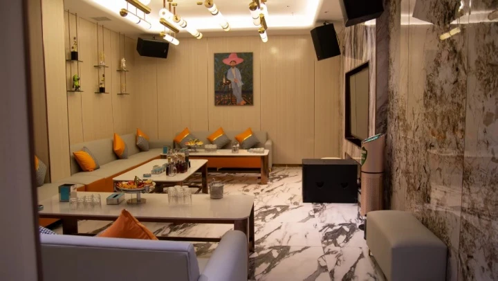 上海商务KTV包厢灯光璀璨