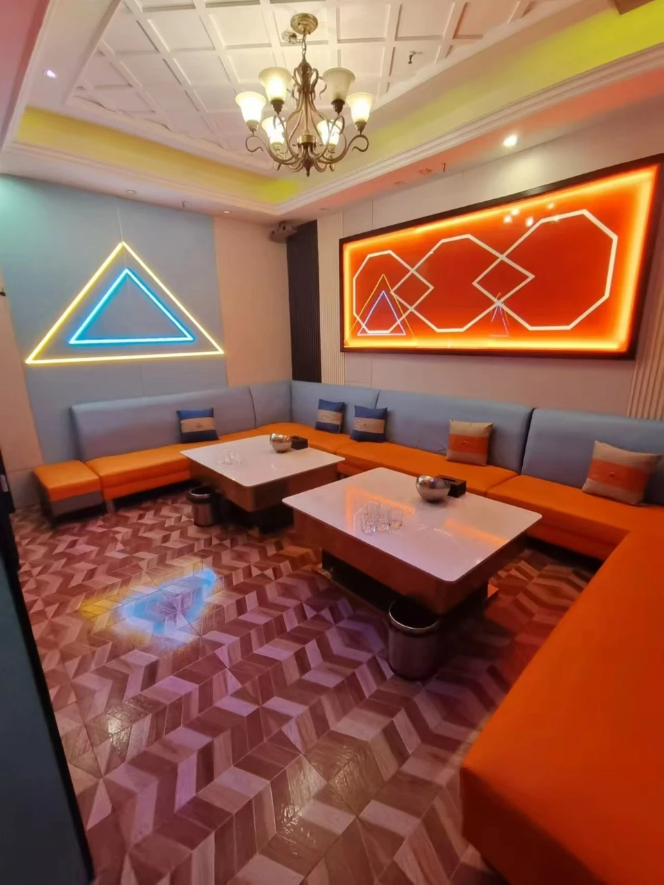 上海鑫富豪商务KTV大堂夜景