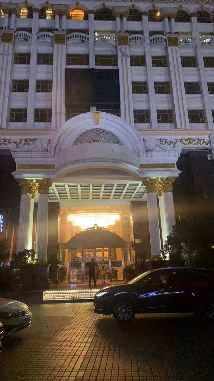 莱宾斯基商务KTV奢华包厢灯光效果展示