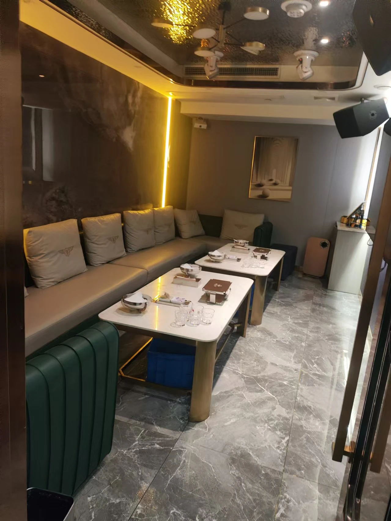 上海潮流汇商务KTV城市夜景窗景