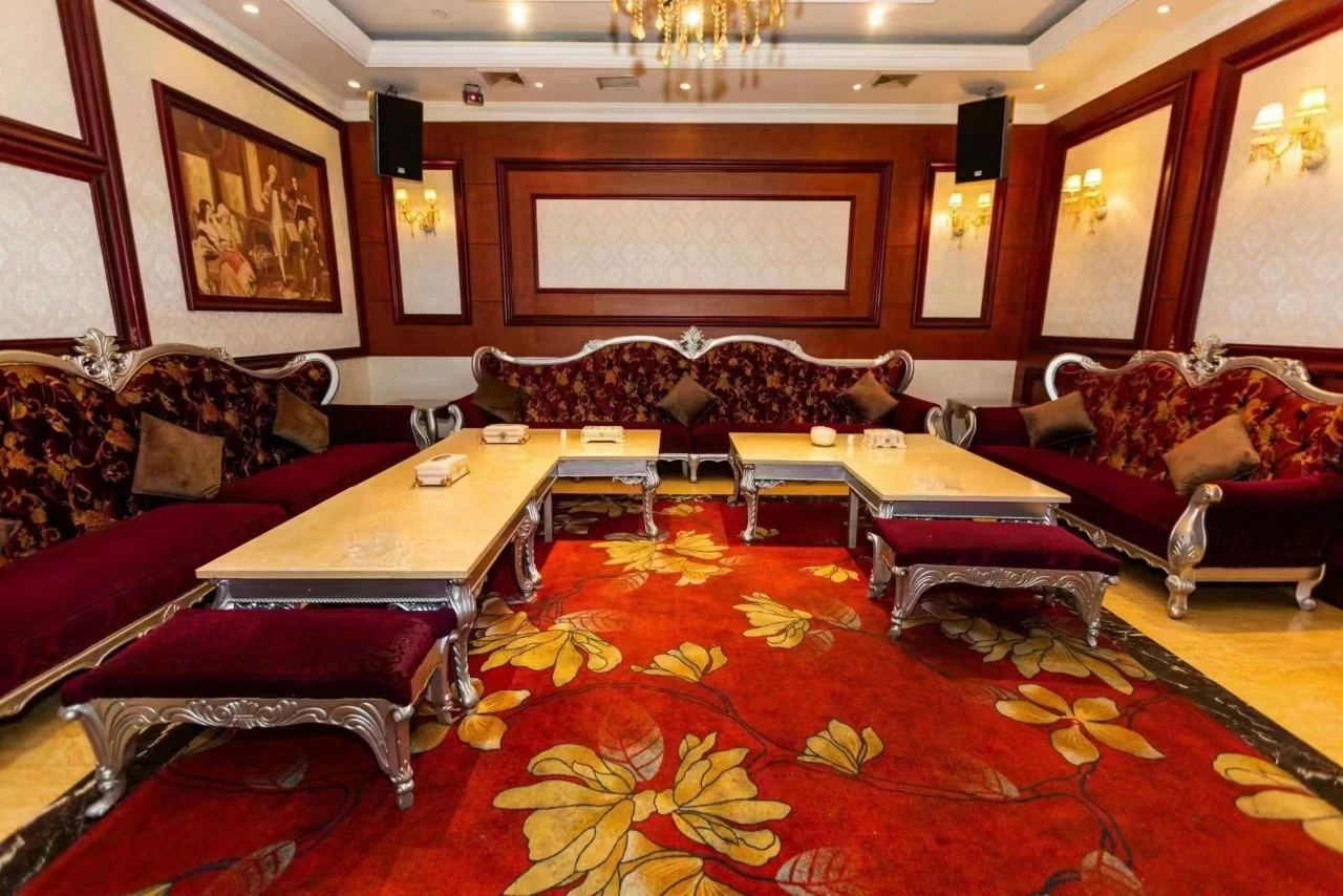 御岛商务KTV精致洋酒展示墙